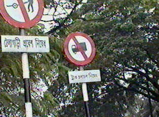 no entry for man-pulled carts/no entry for trucks