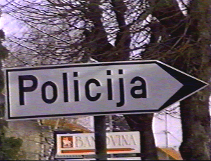 Sign indicating the way to a police station