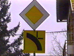 Sign indicating right-of-way 