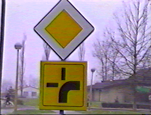 Sign indicating right of way 