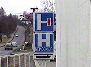 Sign indicating the way to the hospital