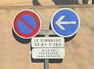 Sign indicating parking restrictions on Sundays with a risk of being towed