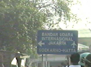 Road sign indicating the way to the airport