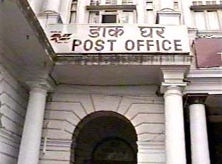 A sign that reads 'post office' in English and in Hindi