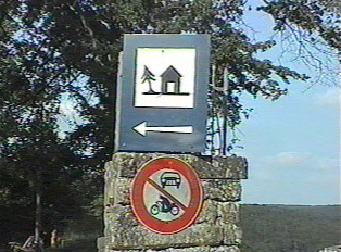 A sign pointing to a hotel