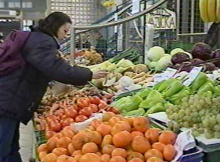 A person looking at produce