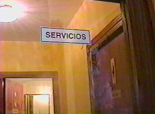 A white sign that reads 'servicios', indicating restrooms
